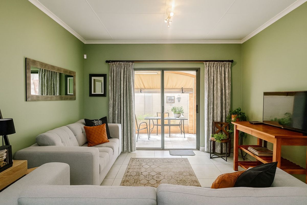 Townhouse For Sale in Faerie Glen - Photo 5