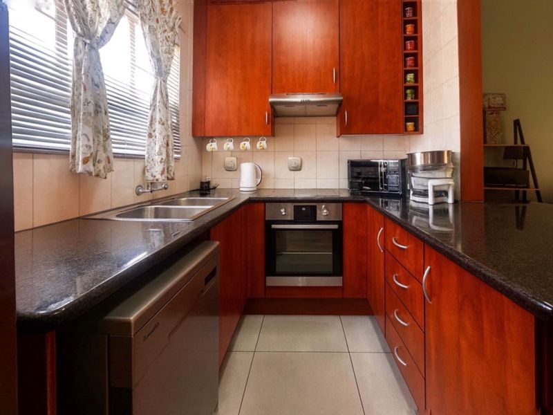 Townhouse For Sale in Faerie Glen - Photo 3