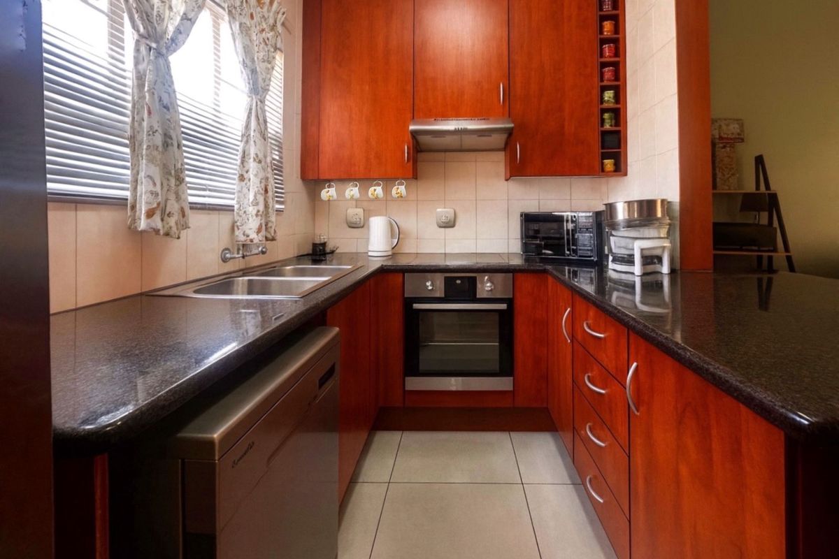 Townhouse For Sale in Faerie Glen - Photo 3