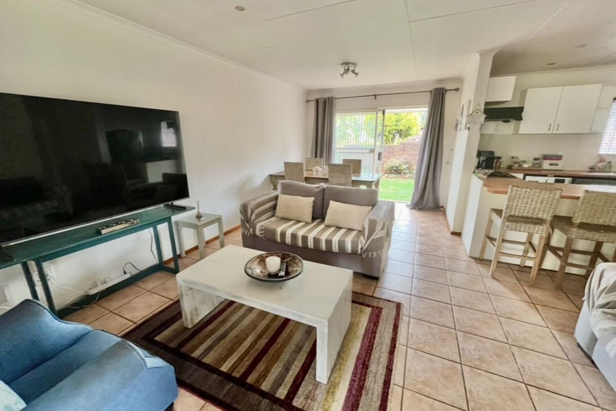 Townhouse For Sale in Weltevreden Park - Photo 3