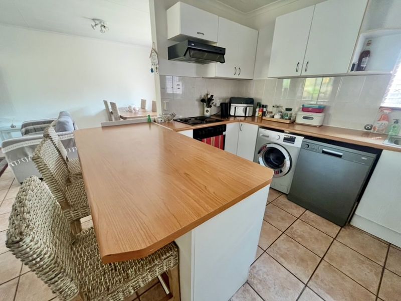 Townhouse For Sale in Weltevreden Park - Photo 7