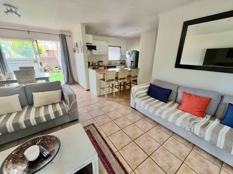 Townhouse For Sale in Weltevreden Park - Photo 2