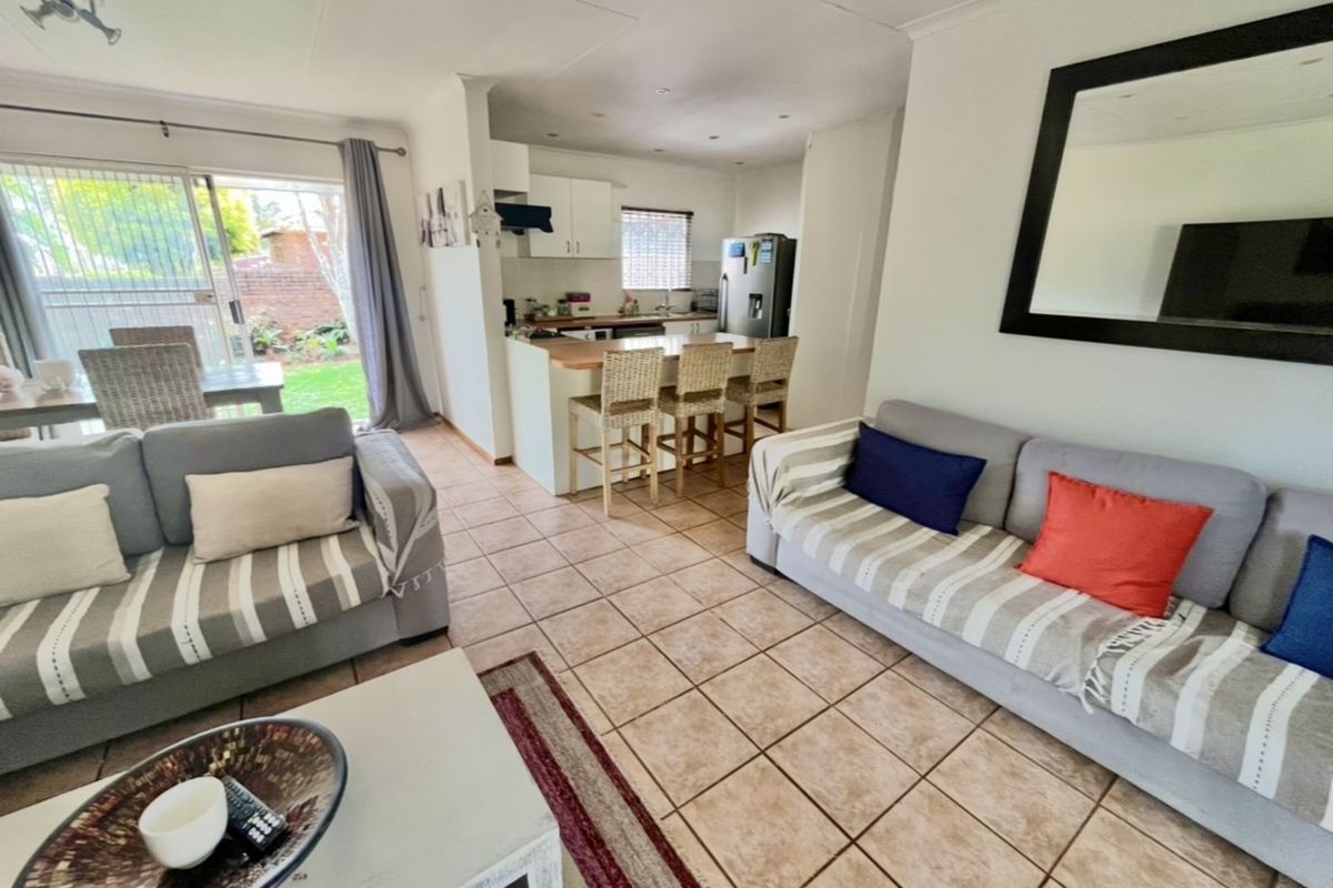 Townhouse For Sale in Weltevreden Park - Photo 2