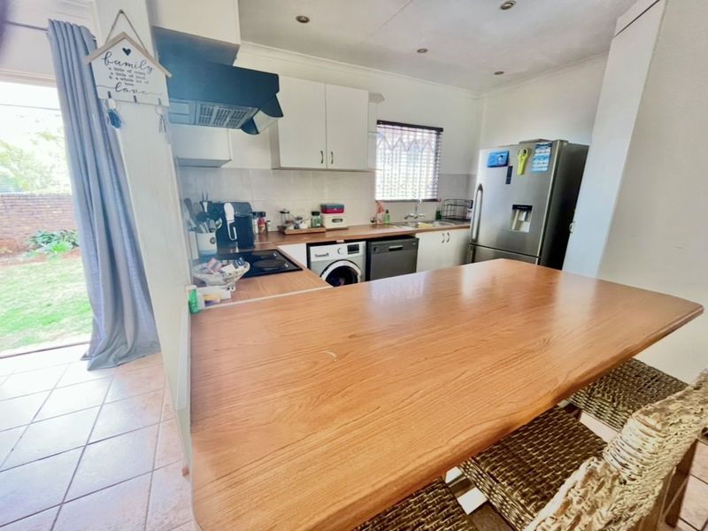 Townhouse For Sale in Weltevreden Park - Photo 6