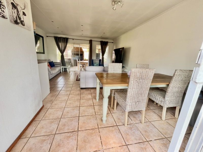 Townhouse For Sale in Weltevreden Park - Photo 5