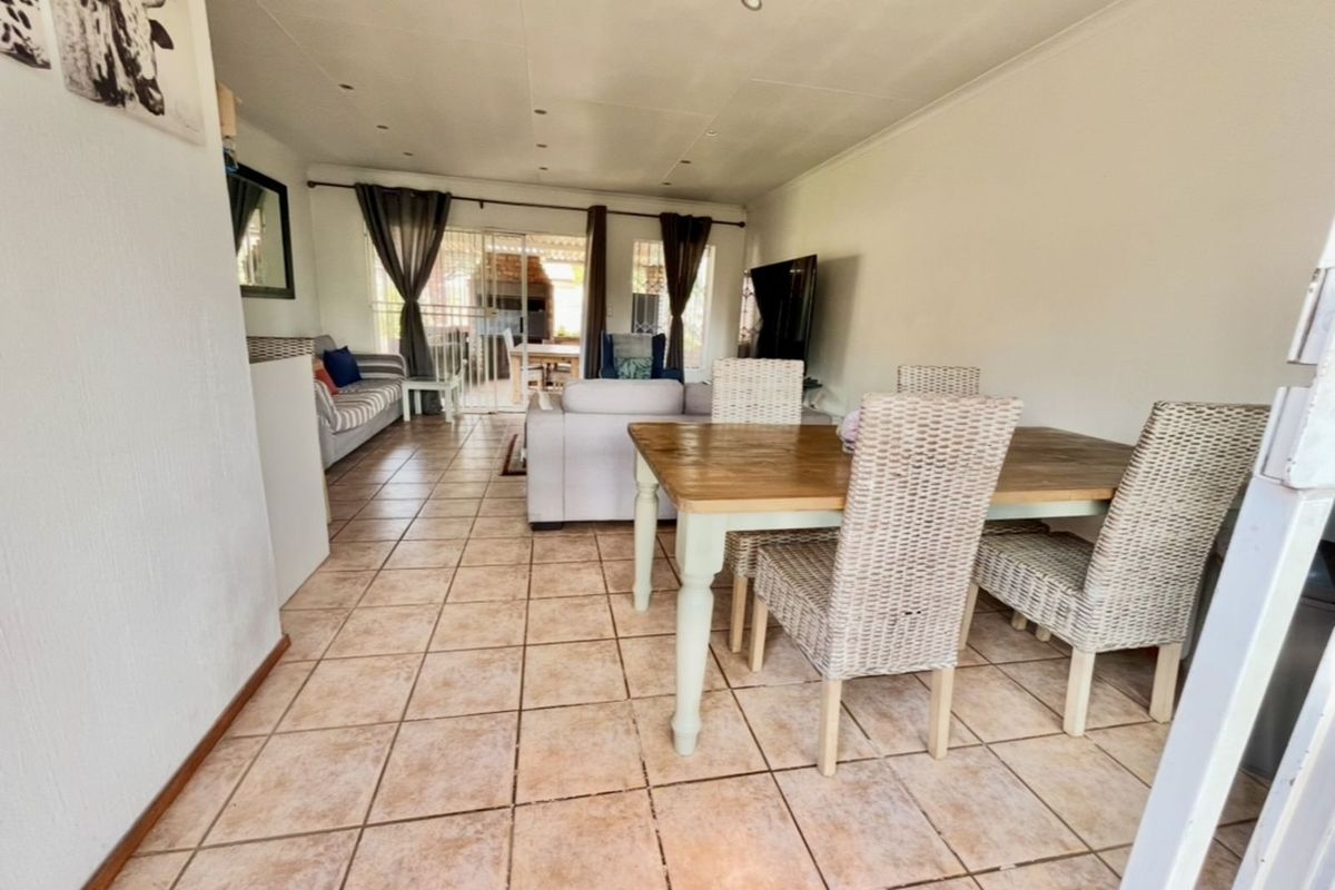 Townhouse For Sale in Weltevreden Park - Photo 5