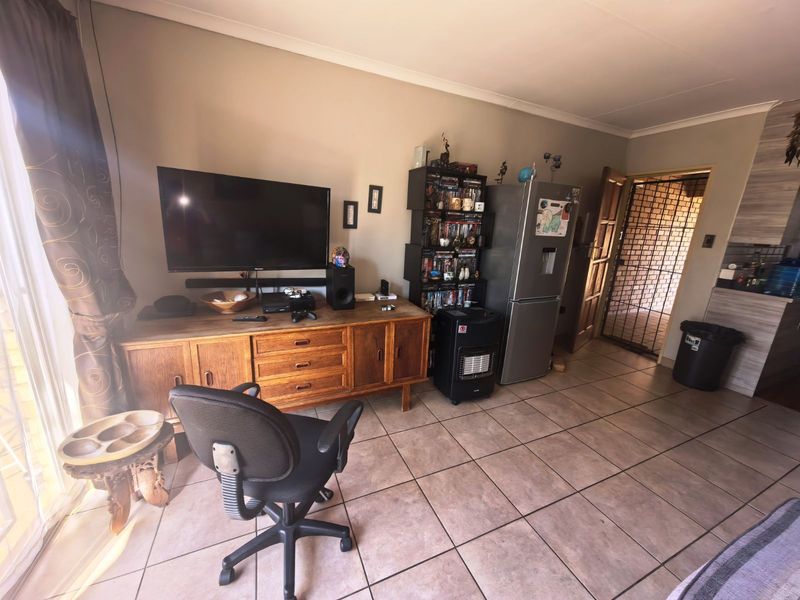 Apartment For Sale in Hennopspark - Photo 4