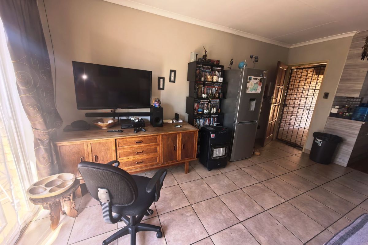 Apartment For Sale in Hennopspark - Photo 4