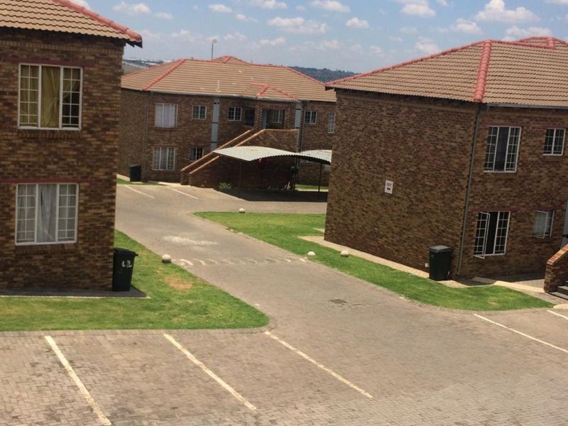 Townhouse For Sale in Erand Gardens - Photo 3