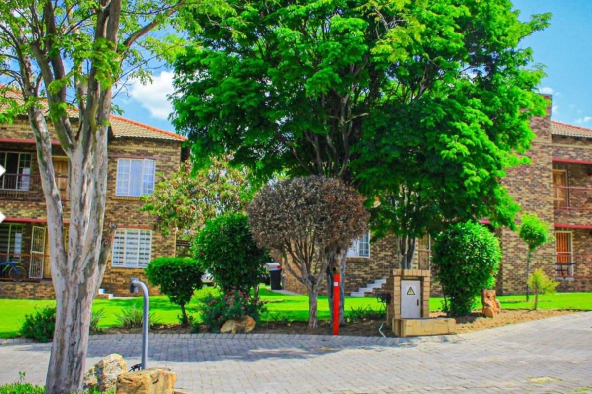 Townhouse For Sale in Erand Gardens - Photo 2