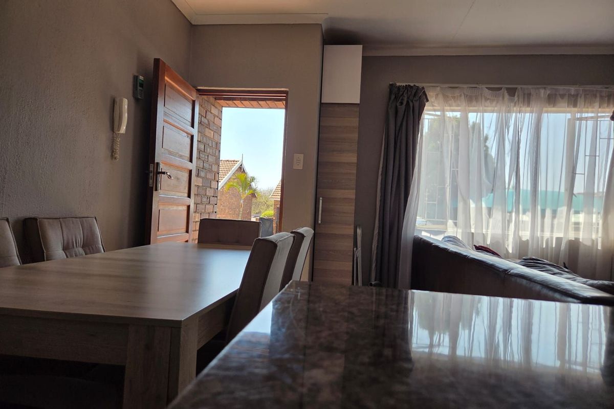 Townhouse For Sale in Bendor - Photo 3