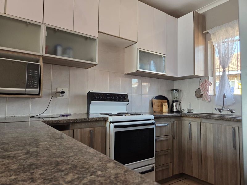 Townhouse For Sale in Bendor - Photo 4