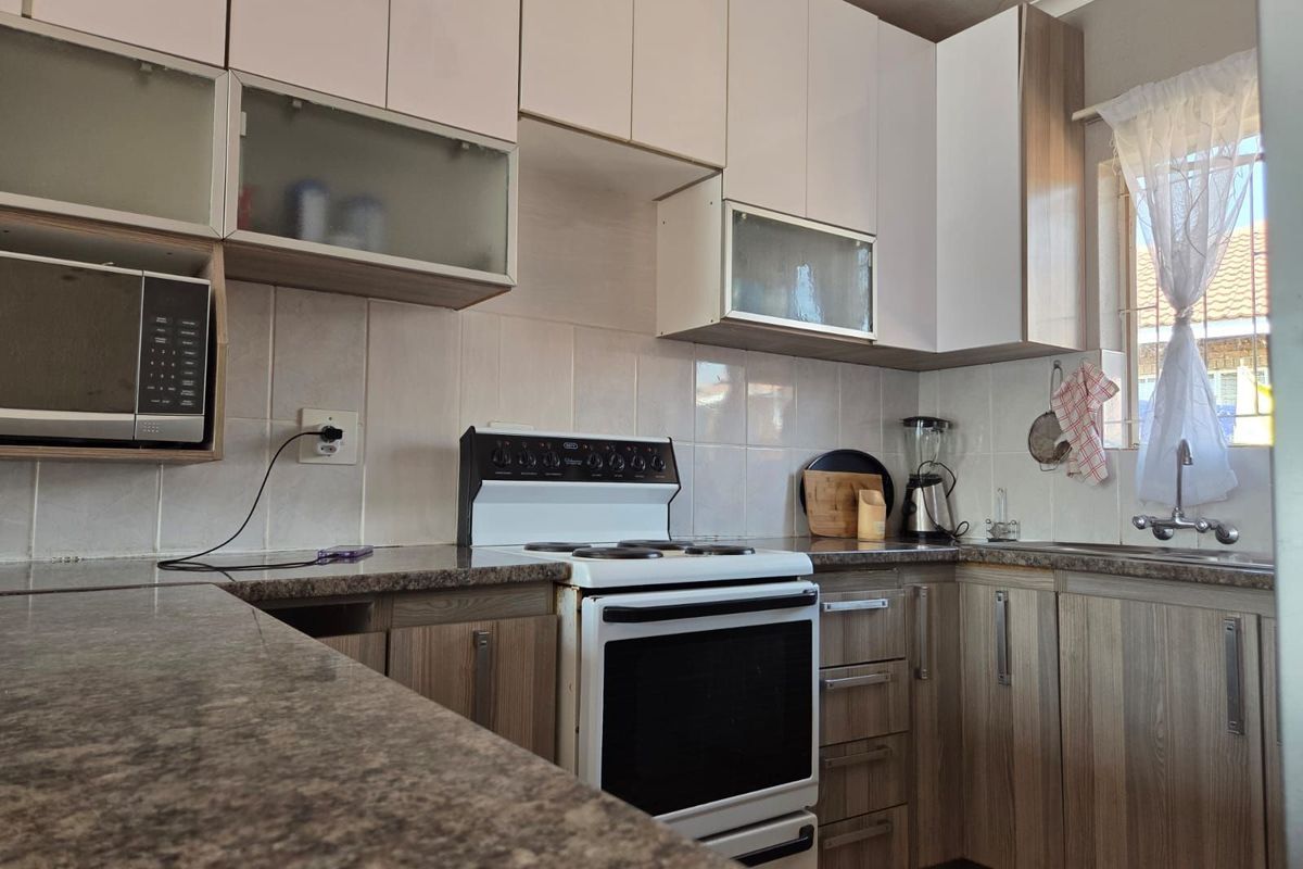 Townhouse For Sale in Bendor - Photo 4