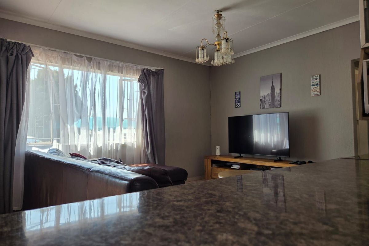 Townhouse For Sale in Bendor - Photo 5