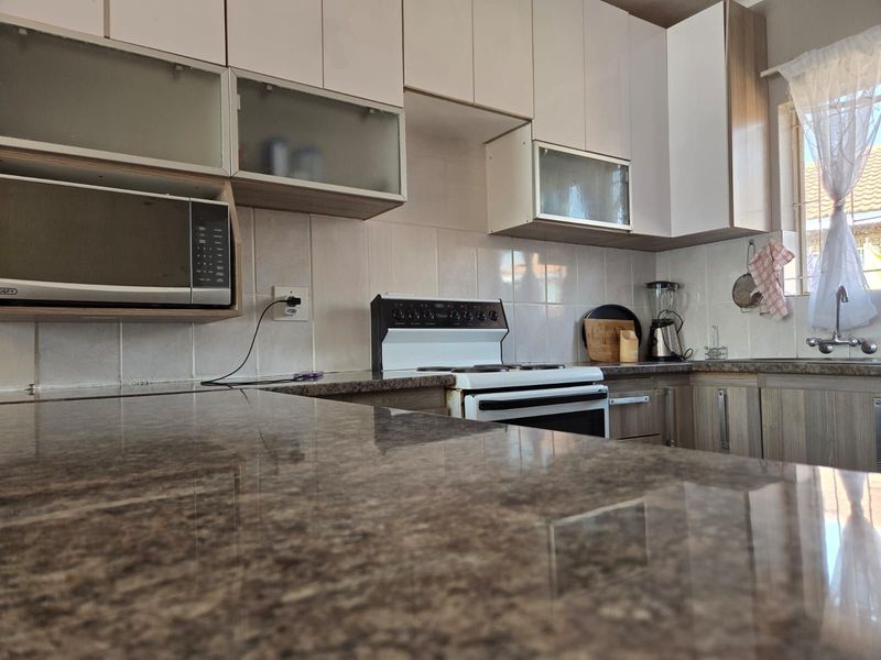 Townhouse For Sale in Bendor - Photo 2