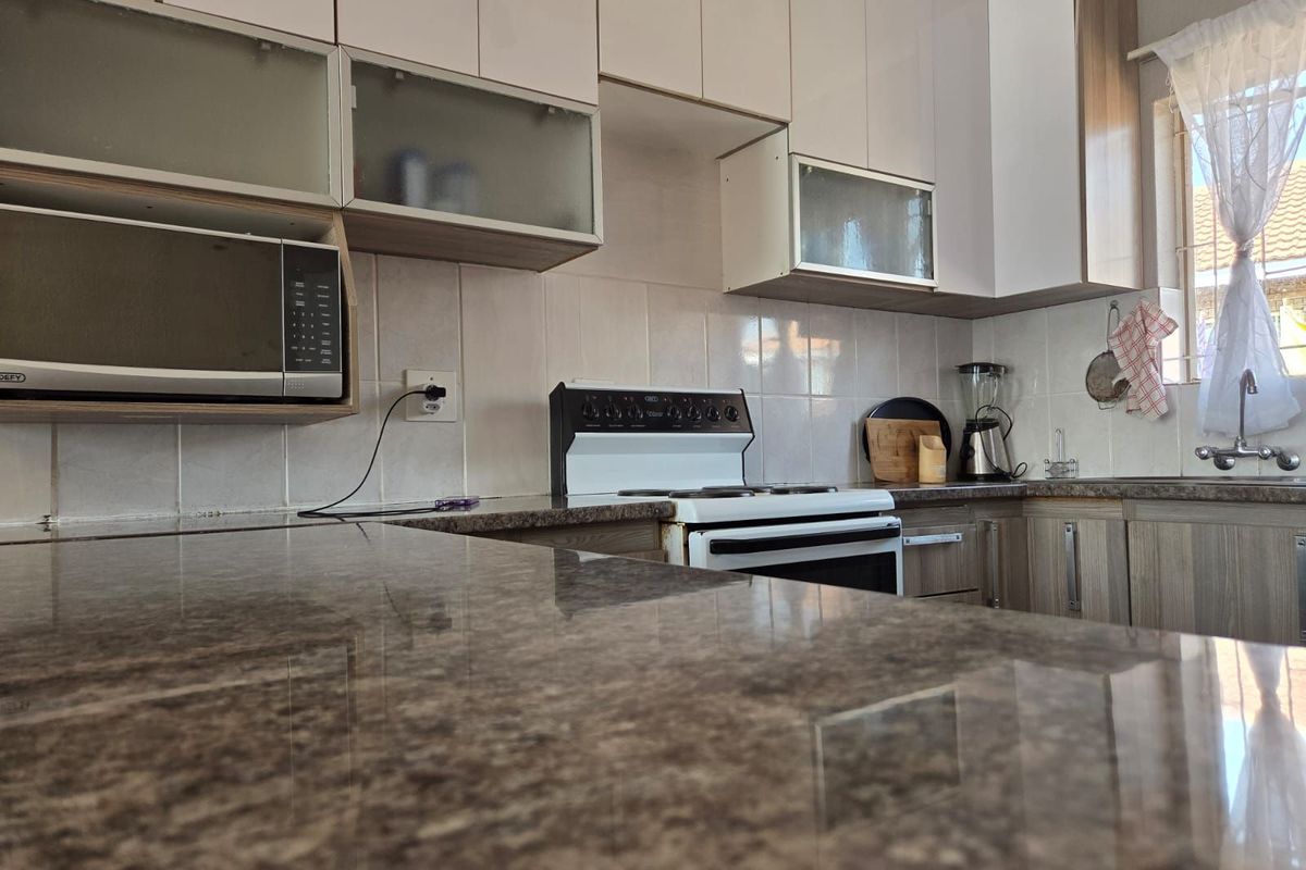 Townhouse For Sale in Bendor - Photo 2