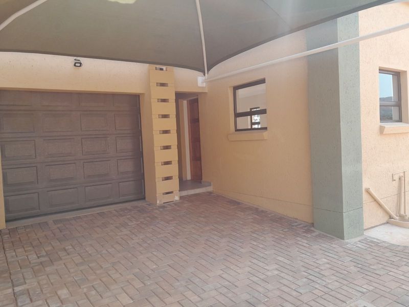 Townhouse For Sale in Amandasig - Photo 2