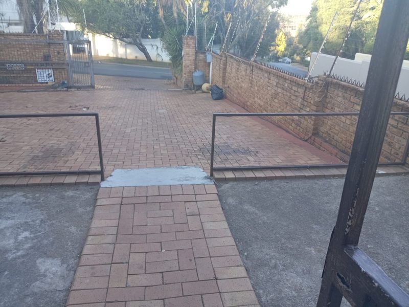 House For Sale in Hurlingham Manor - Photo 8