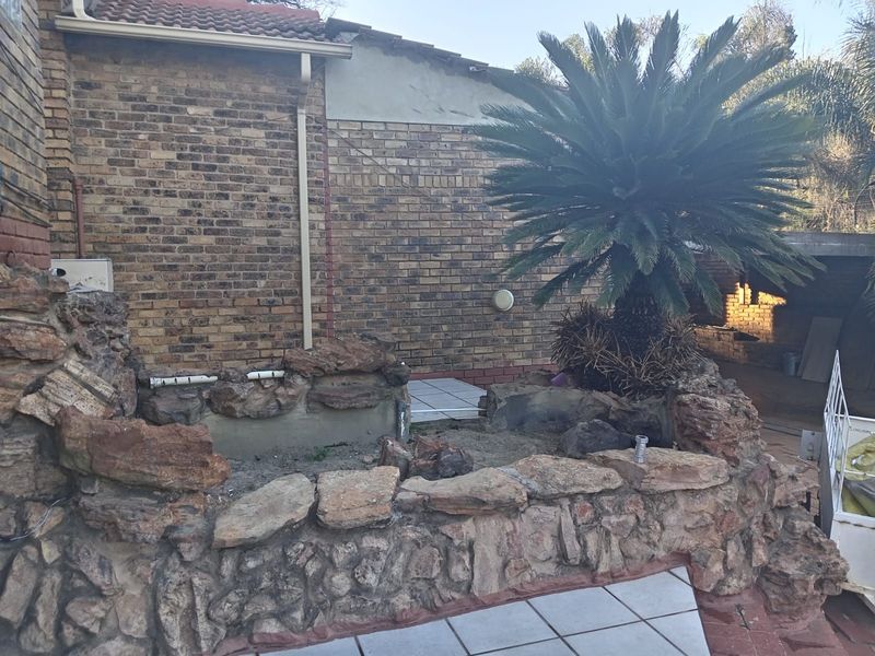 House For Sale in Hurlingham Manor - Photo 2