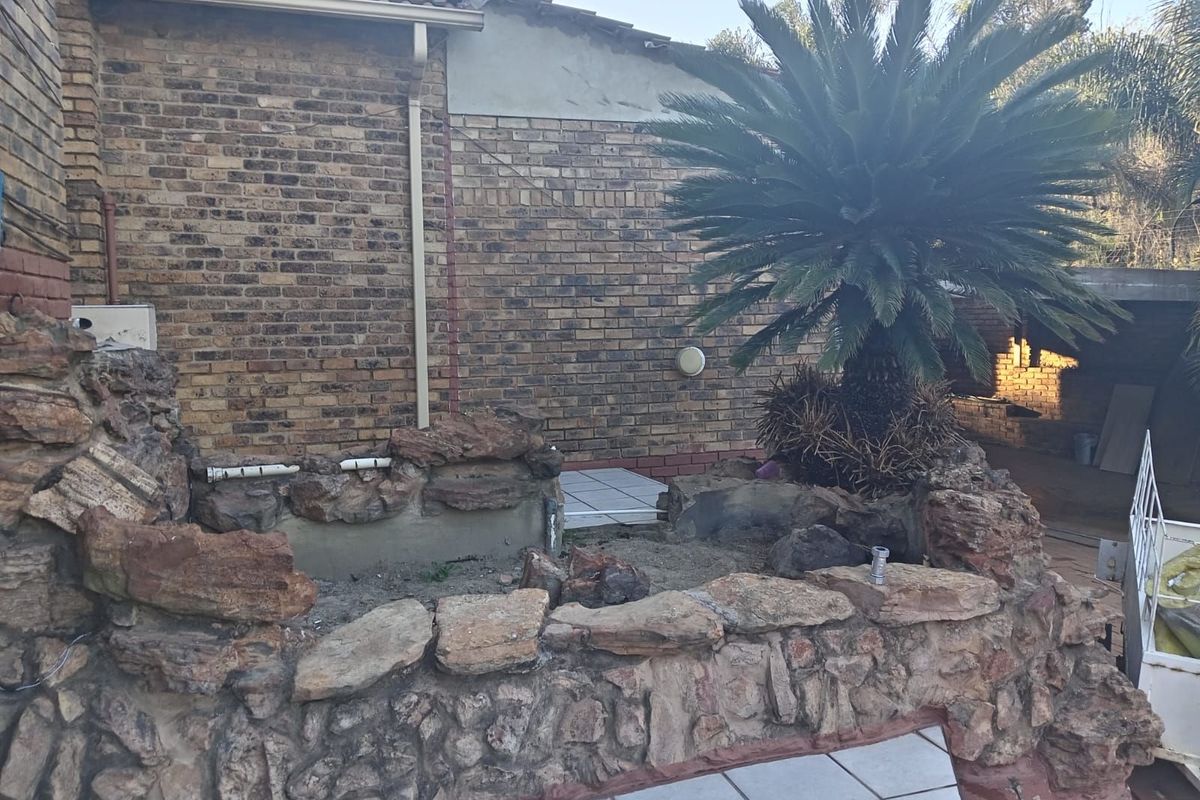 House For Sale in Hurlingham Manor - Photo 2