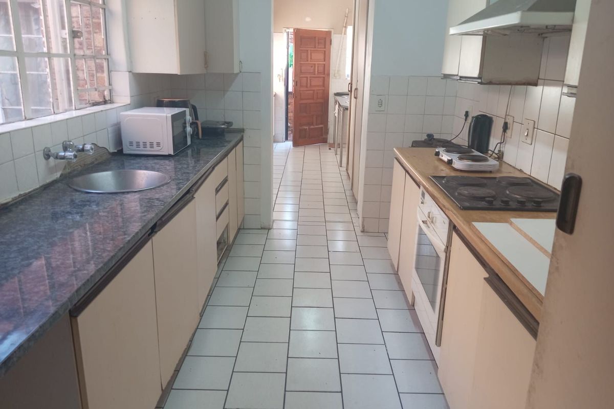 House For Sale in Hurlingham Manor - Photo 3