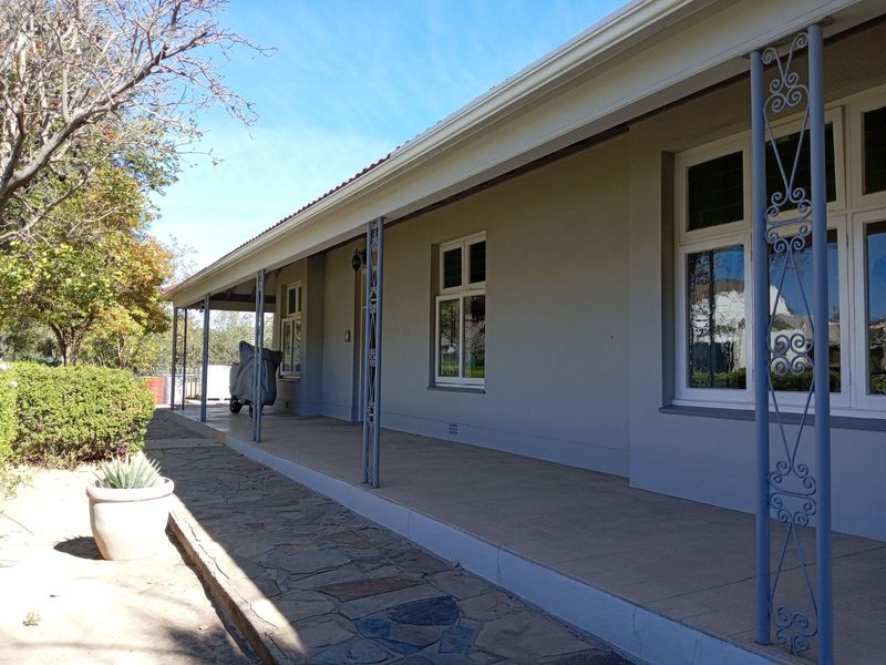House For Sale in Graaff-Reinet Central - Photo 2