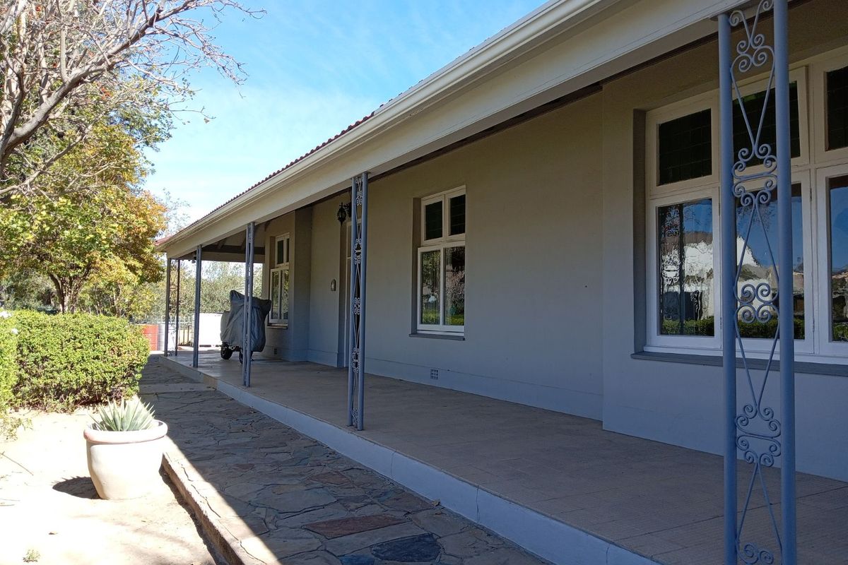 House For Sale in Graaff-Reinet Central - Photo 2