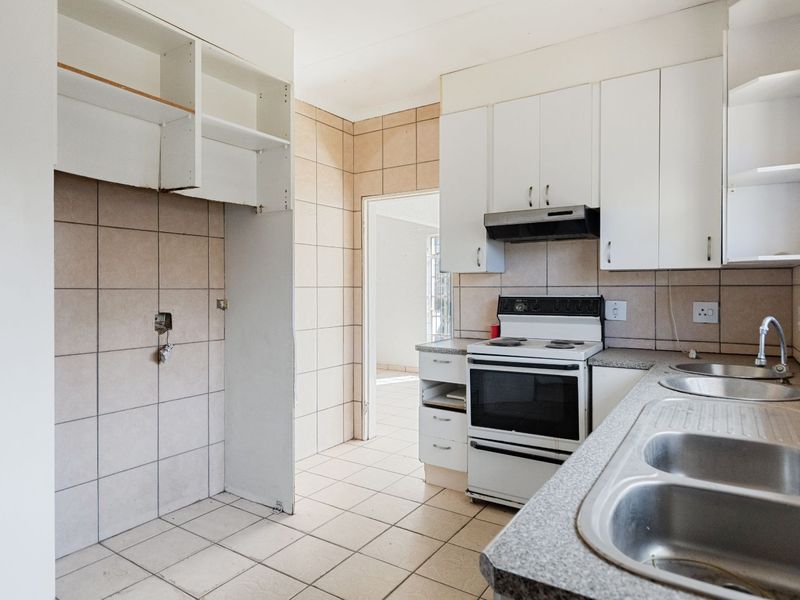 House For Sale in Wilgeheuwel - Photo 4