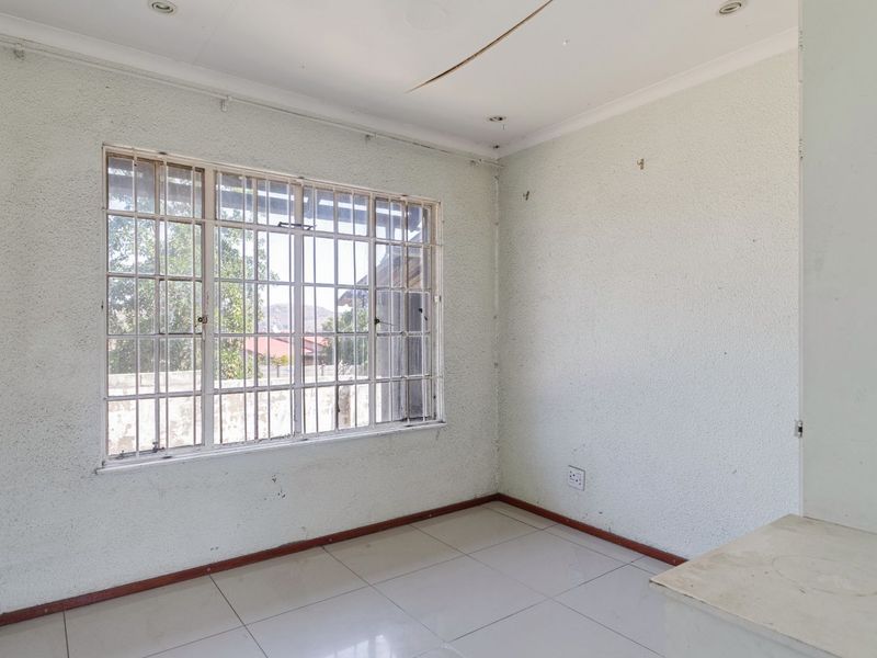 House For Sale in Wilgeheuwel - Photo 8