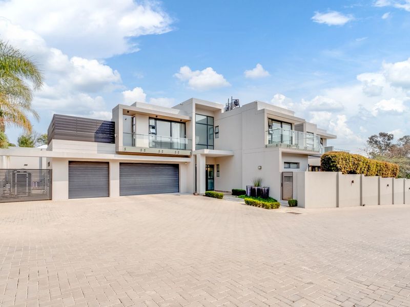 House For Sale in Bryanston - Photo 2