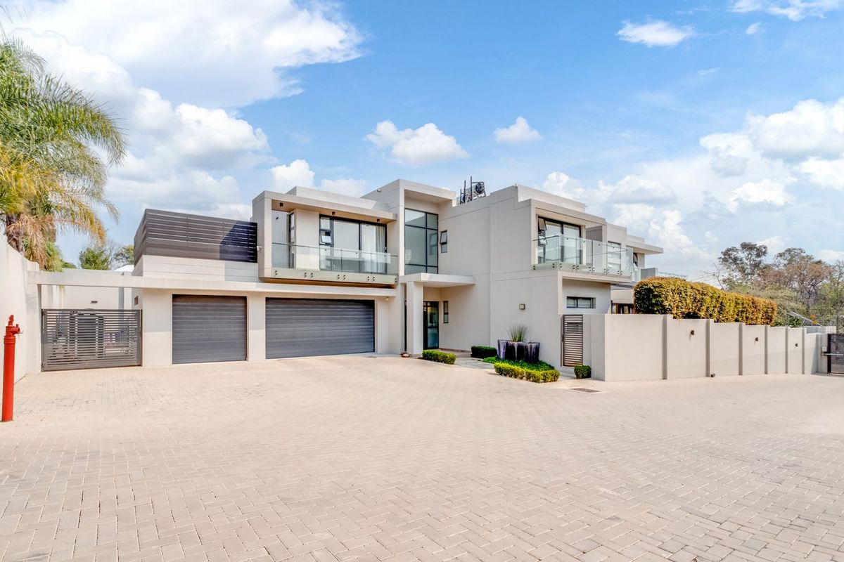 House For Sale in Bryanston - Photo 2