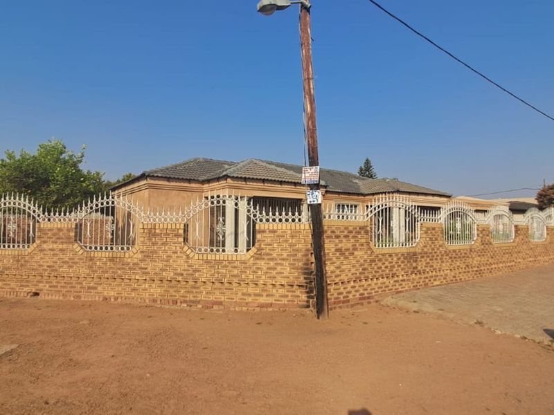 House For Sale in Mabopane Central - Photo 2