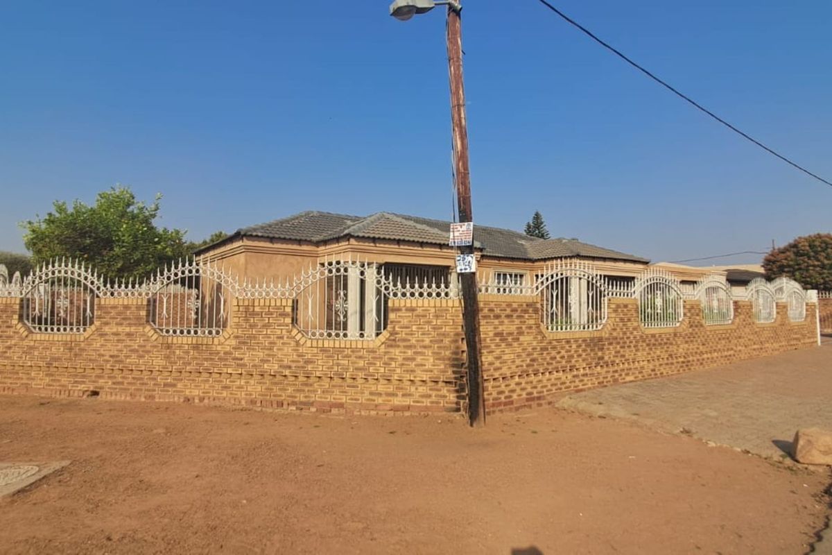 House For Sale in Mabopane Central - Photo 2