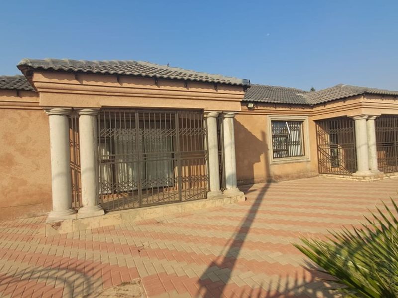 House For Sale in Mabopane Central - Photo 3