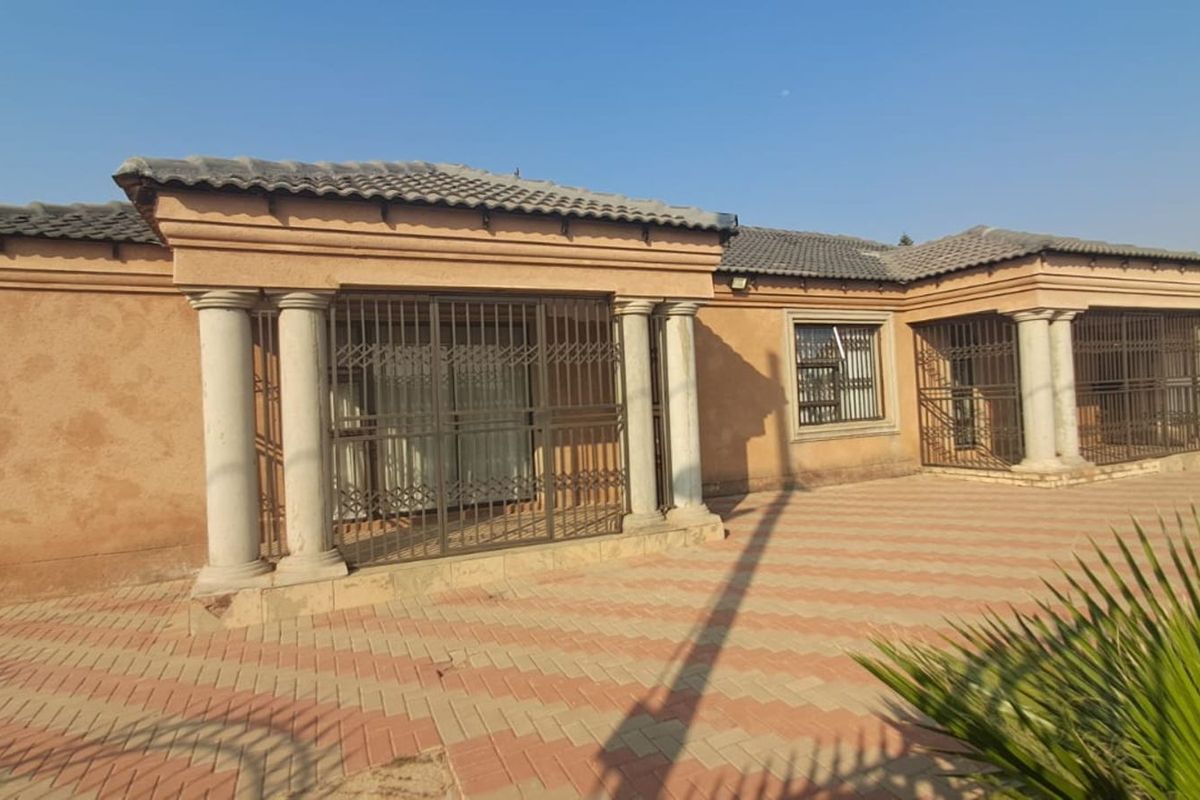 House For Sale in Mabopane Central - Photo 3