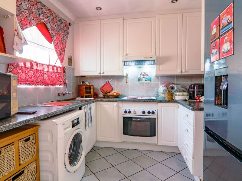 Townhouse For Sale in Amberfield - Photo 2