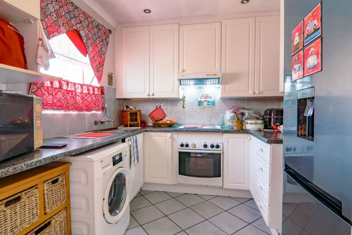 Townhouse For Sale in Amberfield - Photo 2