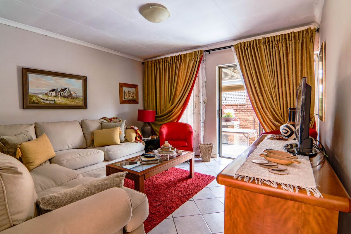 Townhouse For Sale in Amberfield - Photo 3