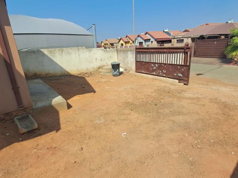 House For Sale in Soshanguve East - Photo 4