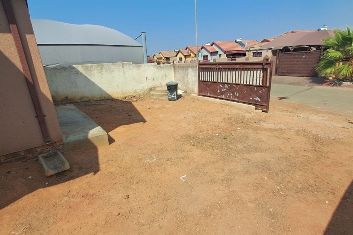 House For Sale in Soshanguve East - Photo 4