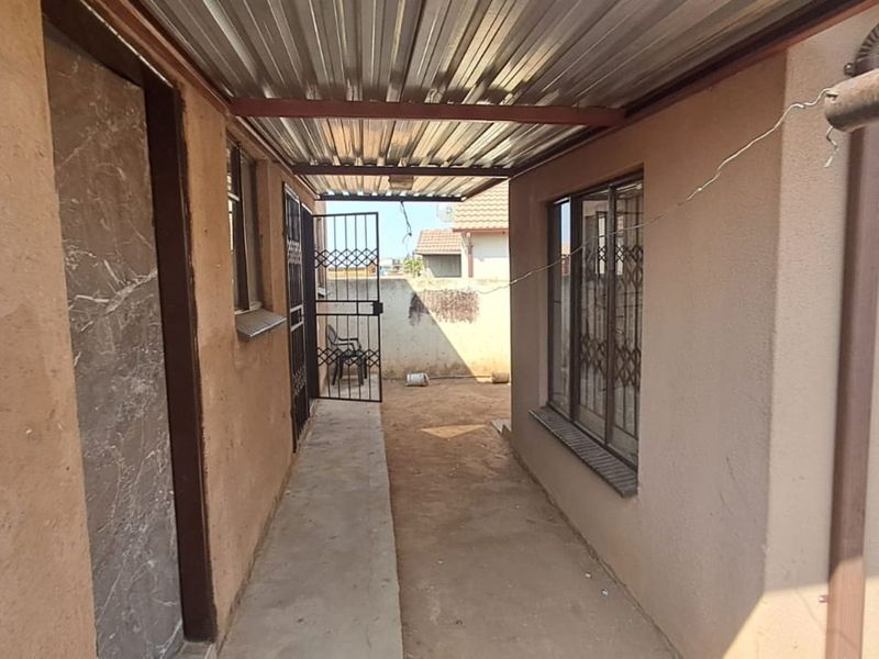 House For Sale in Soshanguve East - Photo 9