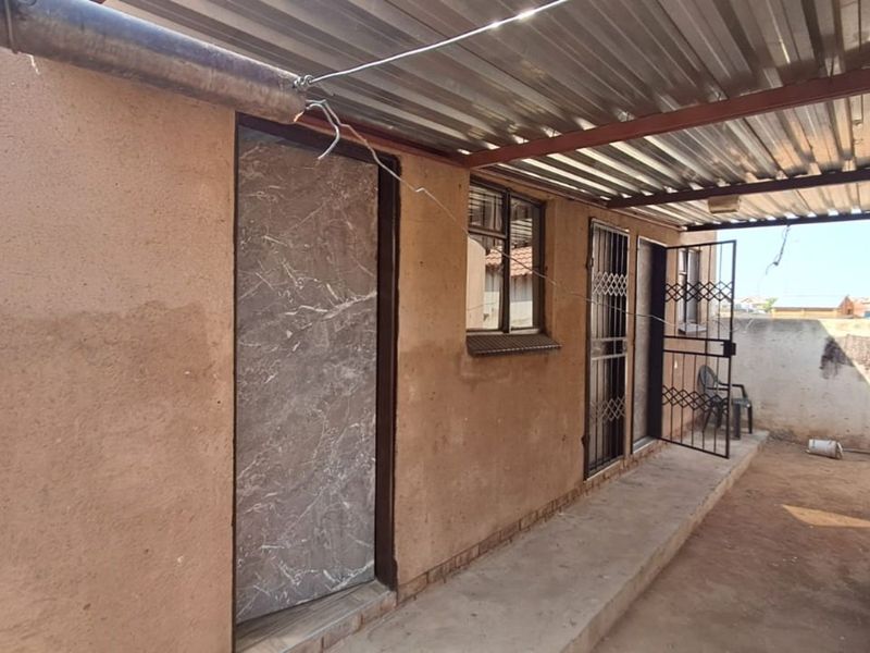 House For Sale in Soshanguve East - Photo 6