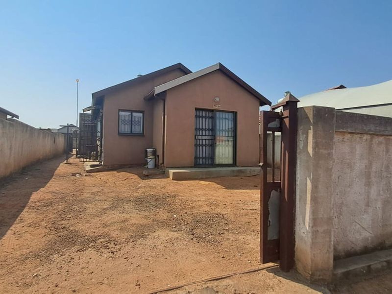 House For Sale in Soshanguve East - Photo 2
