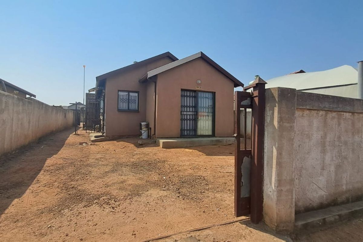 House For Sale in Soshanguve East - Photo 2