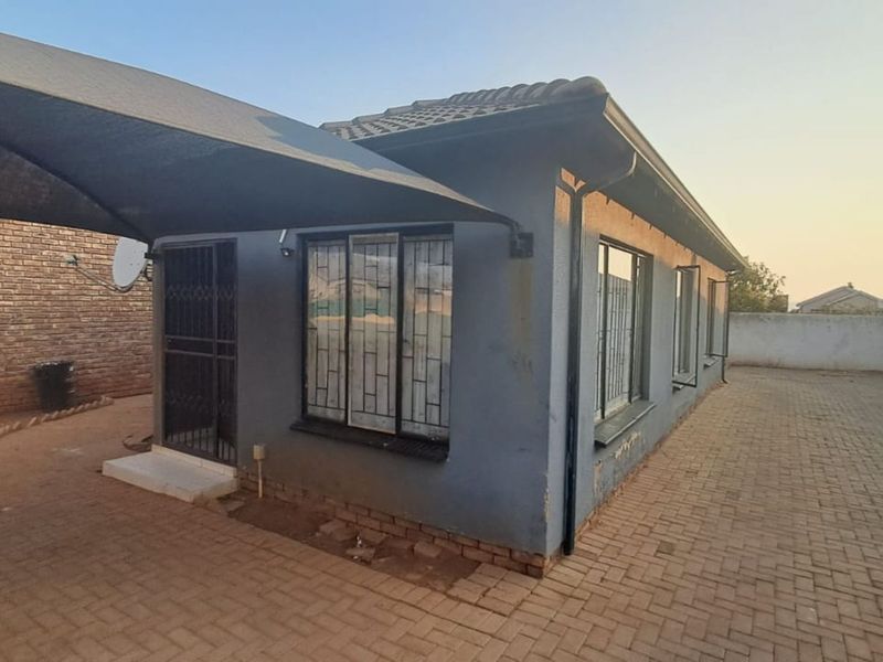House For Sale in Soshanguve East - Photo 2