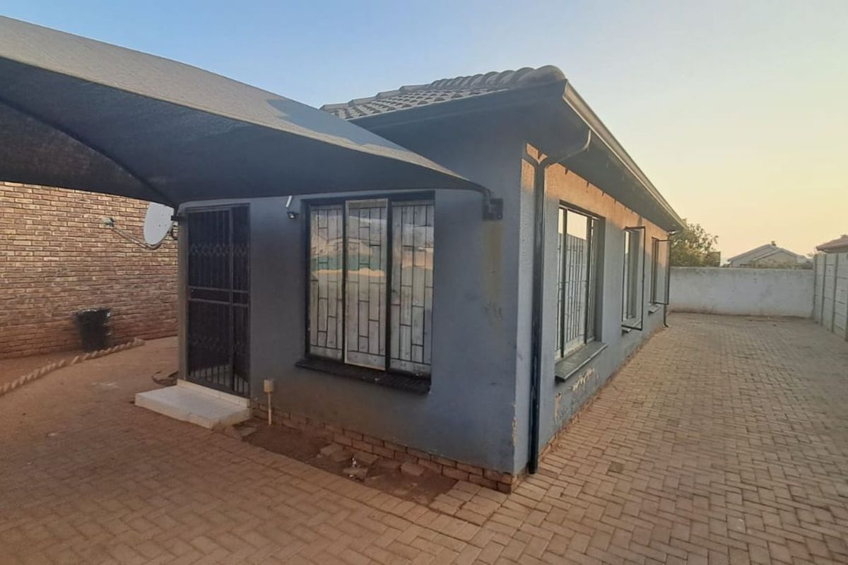 House For Sale in Soshanguve East - Photo 2