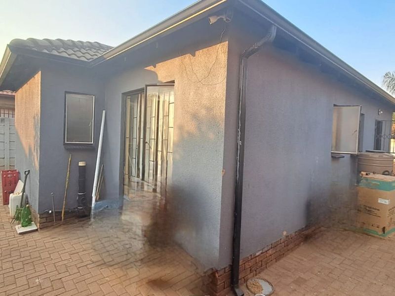House For Sale in Soshanguve East - Photo 4