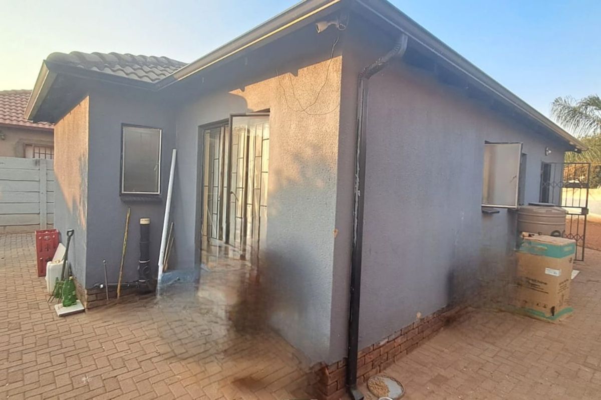 House For Sale in Soshanguve East - Photo 4