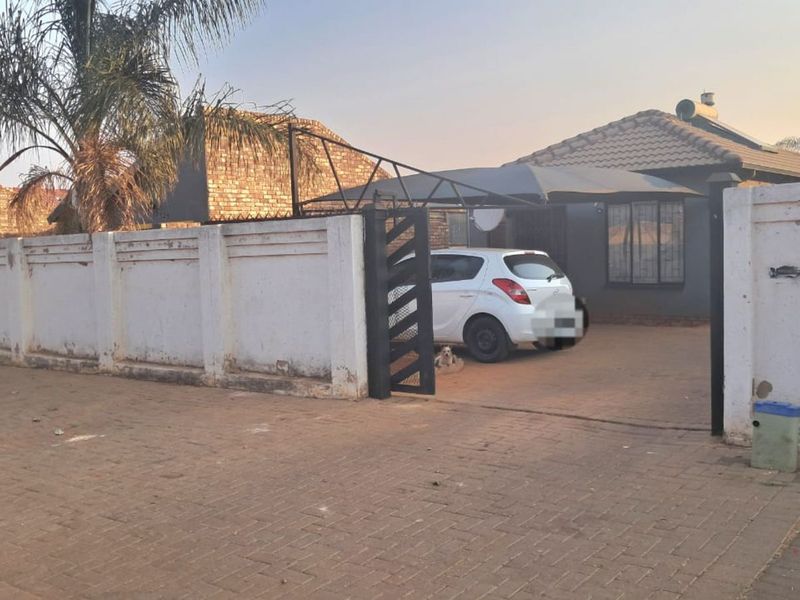 House For Sale in Soshanguve East - Photo 6