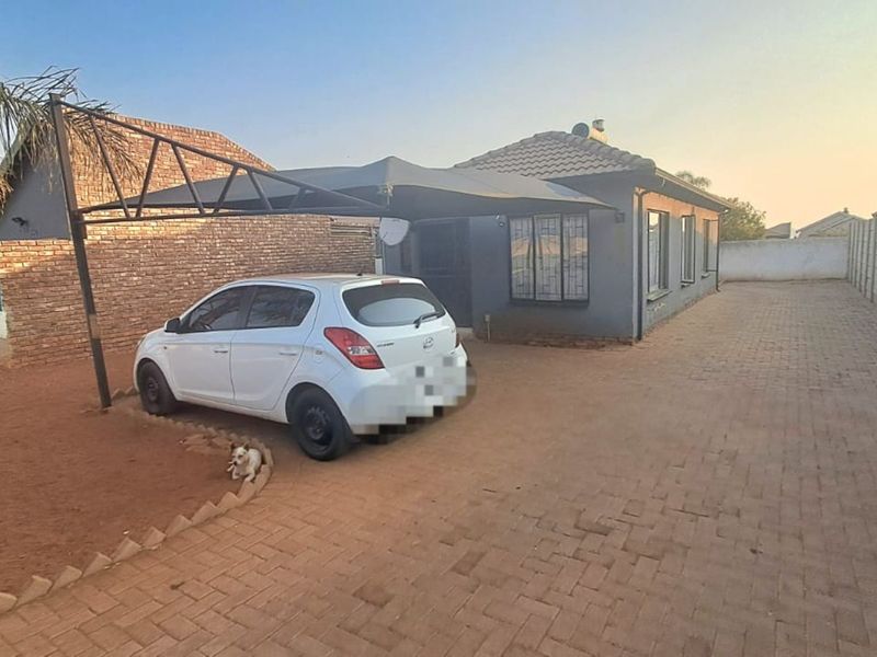 House For Sale in Soshanguve East - Photo 3